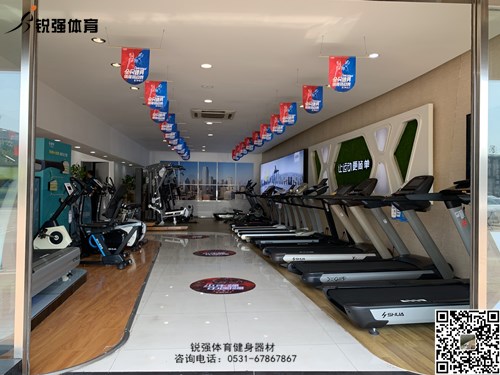 熊猫体育体育店内的跑步机