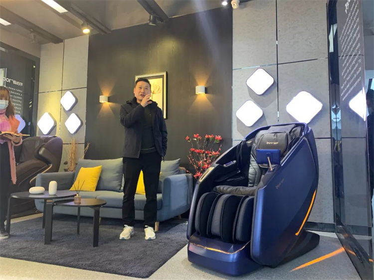 熊猫体育体育集团旗下品牌—锐珀尔举行新款4D穴感总裁按摩椅S500内训会